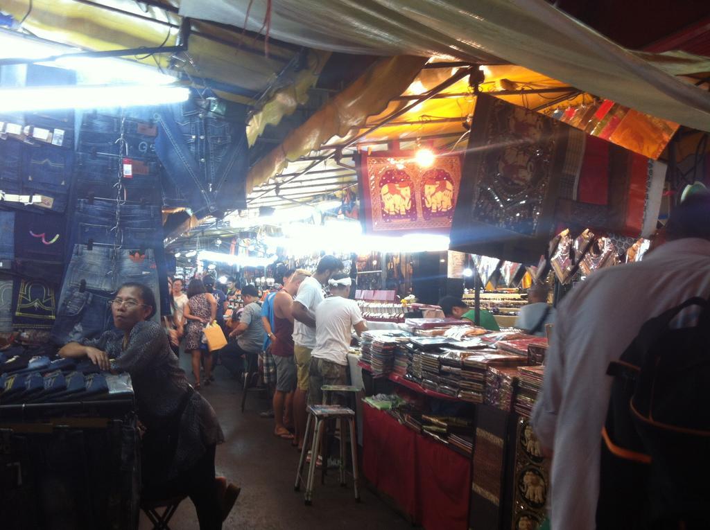 Smile Society Hostel Bangkok Ngoại thất bức ảnh
